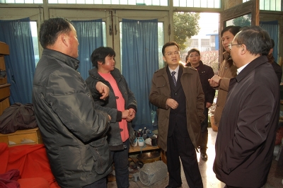 2011年春节前，公司董事长兼党委书记潘建清亲自到群益村村民家中走访慰问