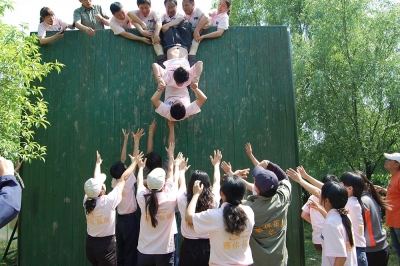 天通公司每年举行野外拓展训练-求生墙